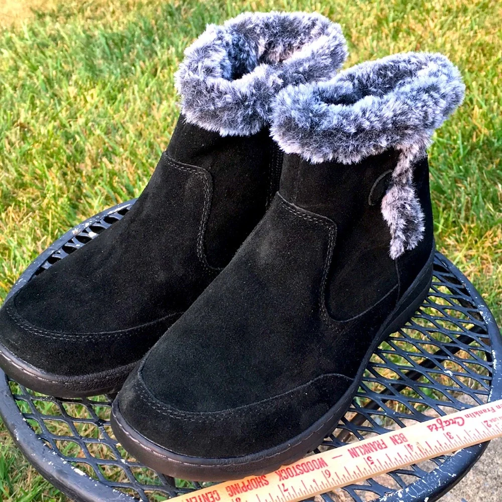 Khombu boot womens short black suede boot size 9.